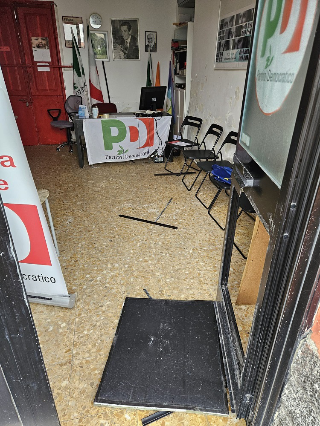 Atto vandalico contro la sede del PD di Venaria Reale